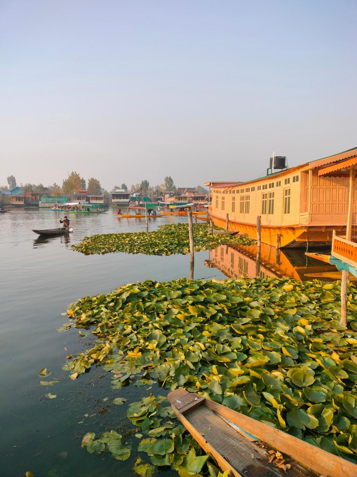 ホテル Lalarukh Group Of Houseboats Srīnagar エクステリア 写真